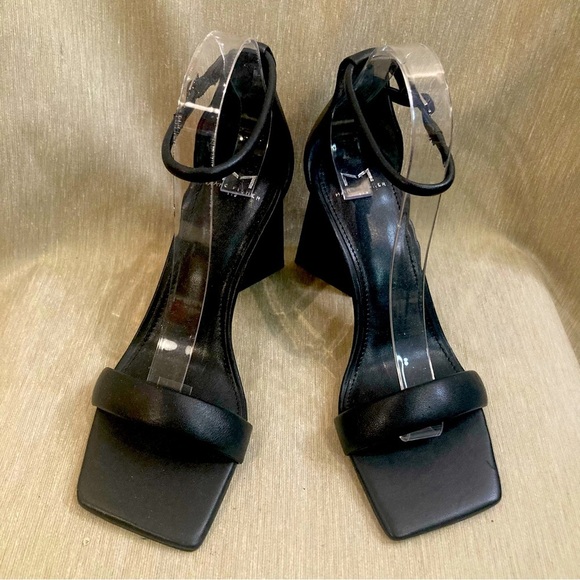 MARC FISHER Sz 8.5 Denny Asymmetrical Heel Padded Strappy Square Sole Sandals - Picture 2 of 11